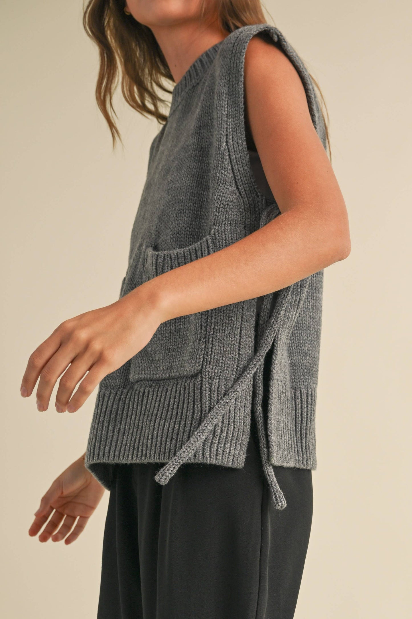 MIOU MUSE - T3851 SLEEVELESS POCKET DETAIL TIE ON THE SIDE SWEATER