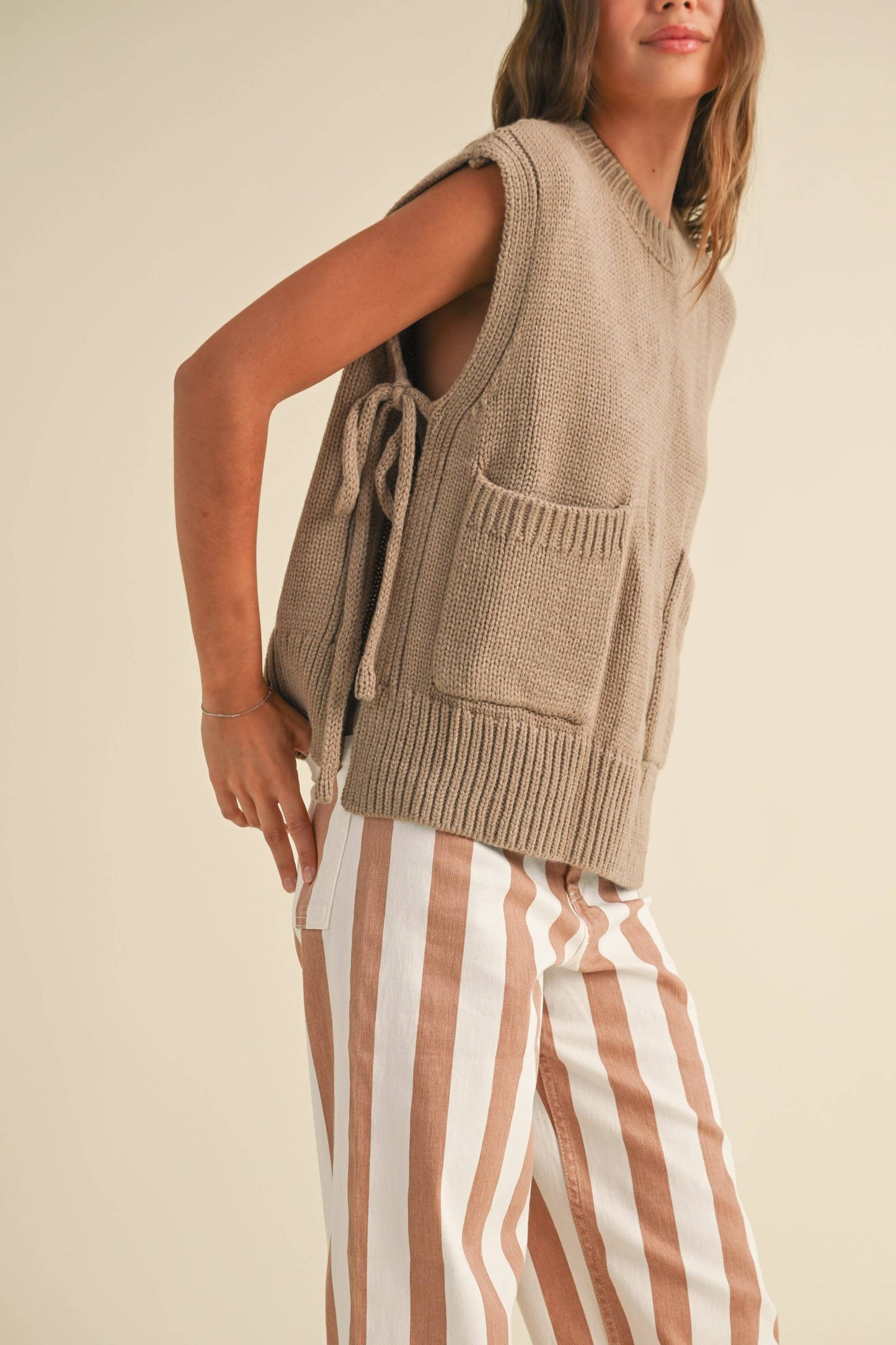 MIOU MUSE - T3851 SLEEVELESS POCKET DETAIL TIE ON THE SIDE SWEATER