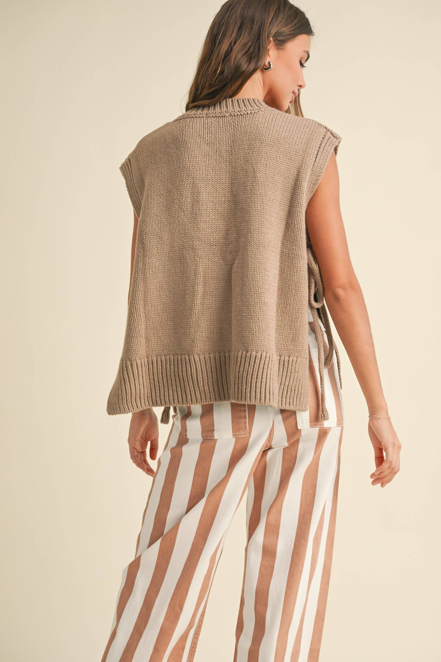 MIOU MUSE - T3851 SLEEVELESS POCKET DETAIL TIE ON THE SIDE SWEATER