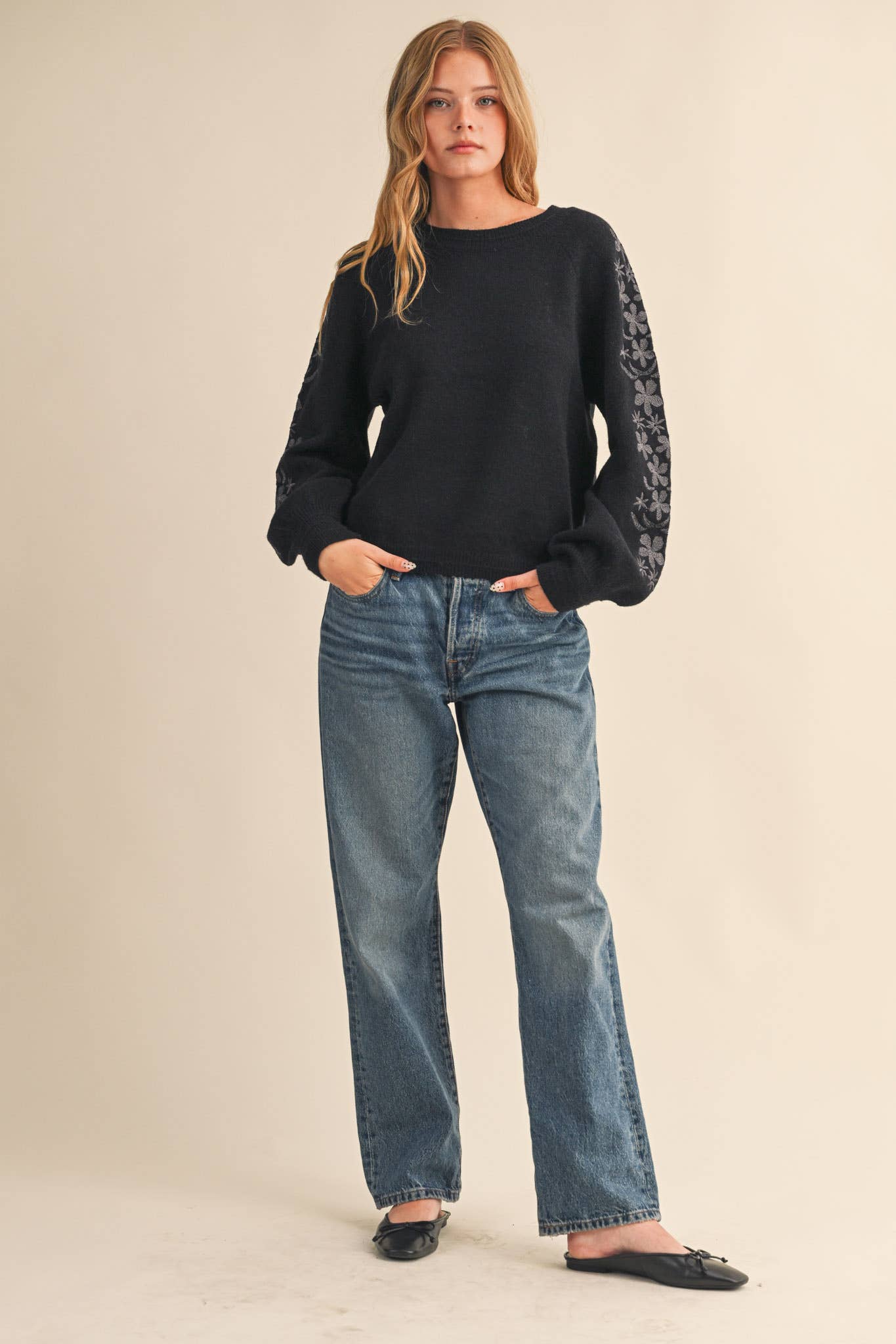&MERCI - PULLOVER SWEATER WITH FLORAL EMBROIDERED SLEEVES MSW10890