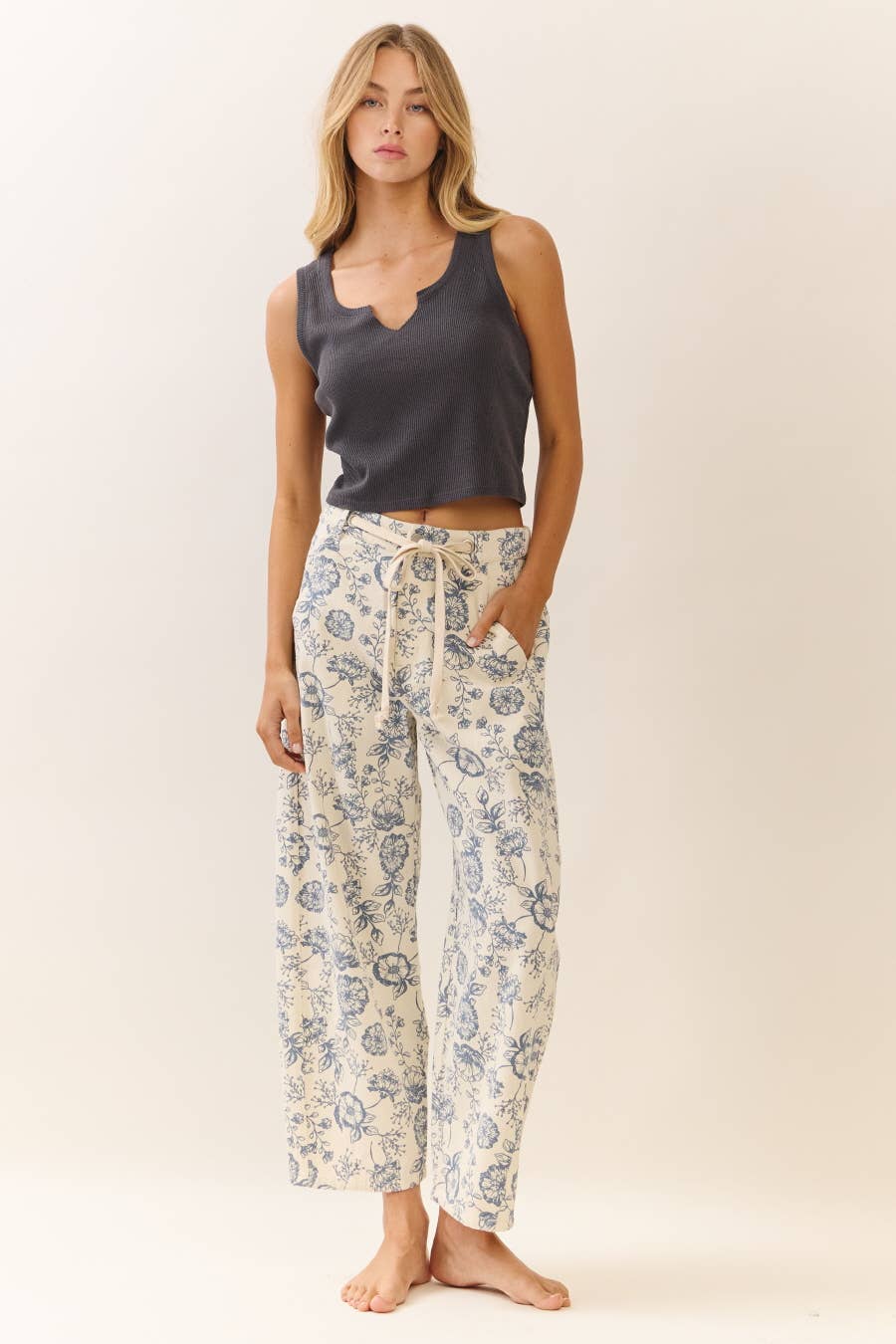 Oddi - Floral Printed Cropped Straight-leg Pant