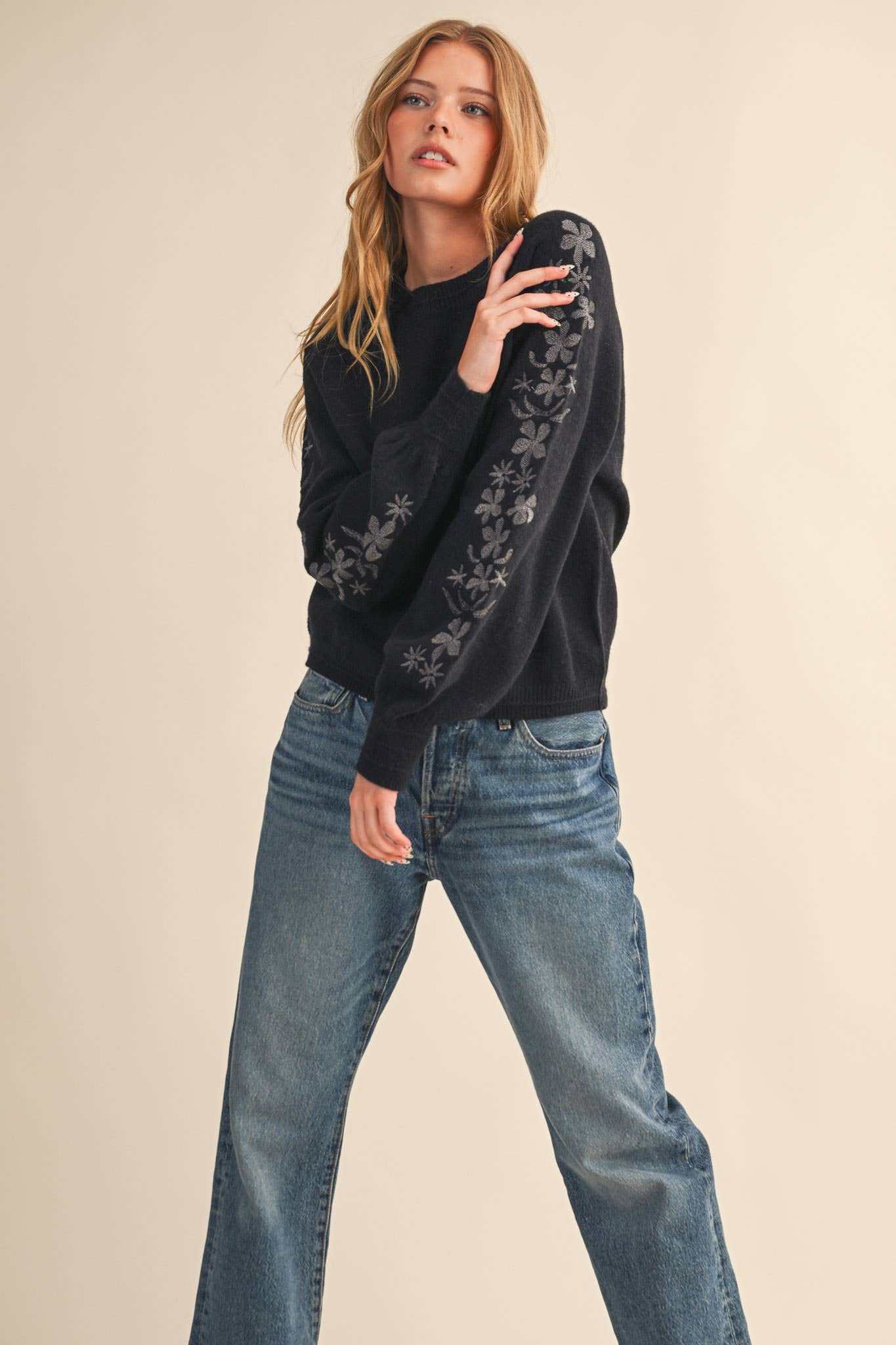 &MERCI - PULLOVER SWEATER WITH FLORAL EMBROIDERED SLEEVES MSW10890