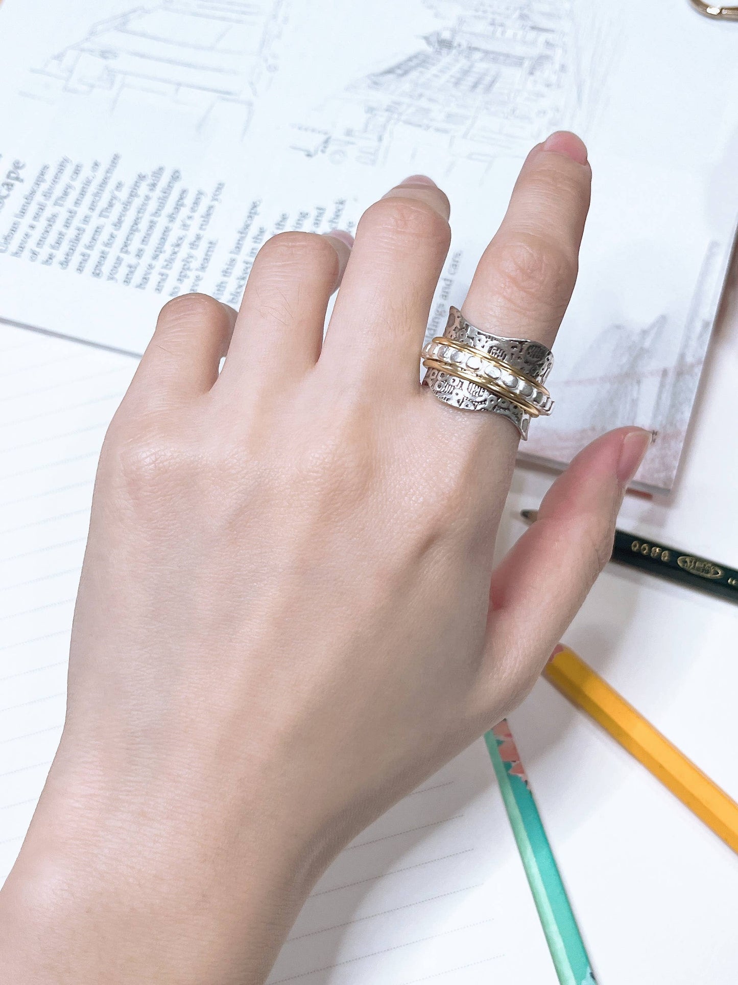 Zoey Simmons - Hammered Detail Spinner Ring - SP/GP