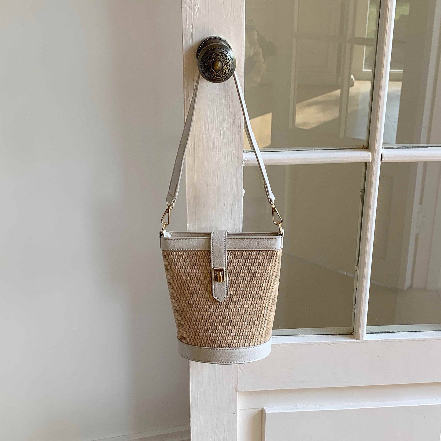 Pretty Persuasions - P25034 Turn Lock Flat Straw Shoulder/Crossbody Bag