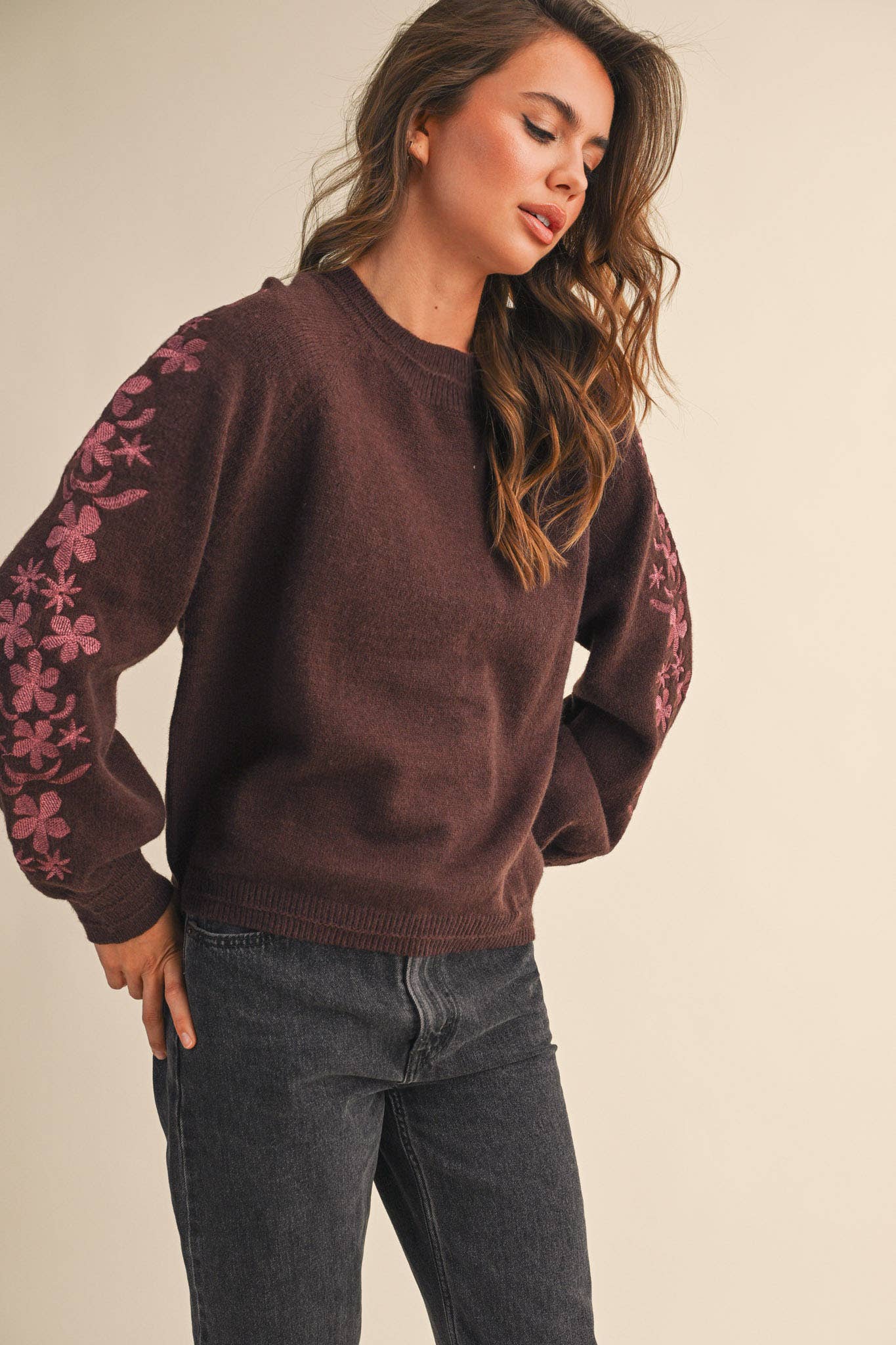 &MERCI - PULLOVER SWEATER WITH FLORAL EMBROIDERED SLEEVES MSW10890
