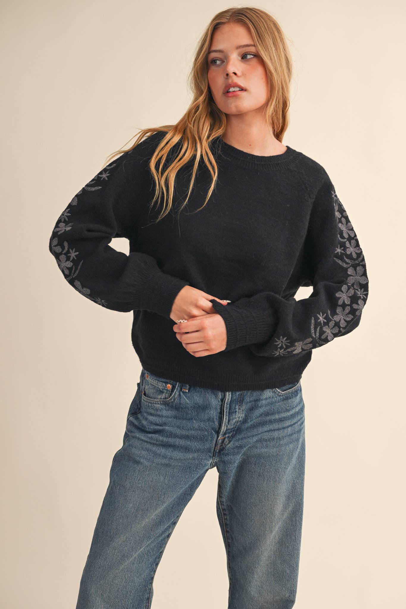 &MERCI - PULLOVER SWEATER WITH FLORAL EMBROIDERED SLEEVES MSW10890