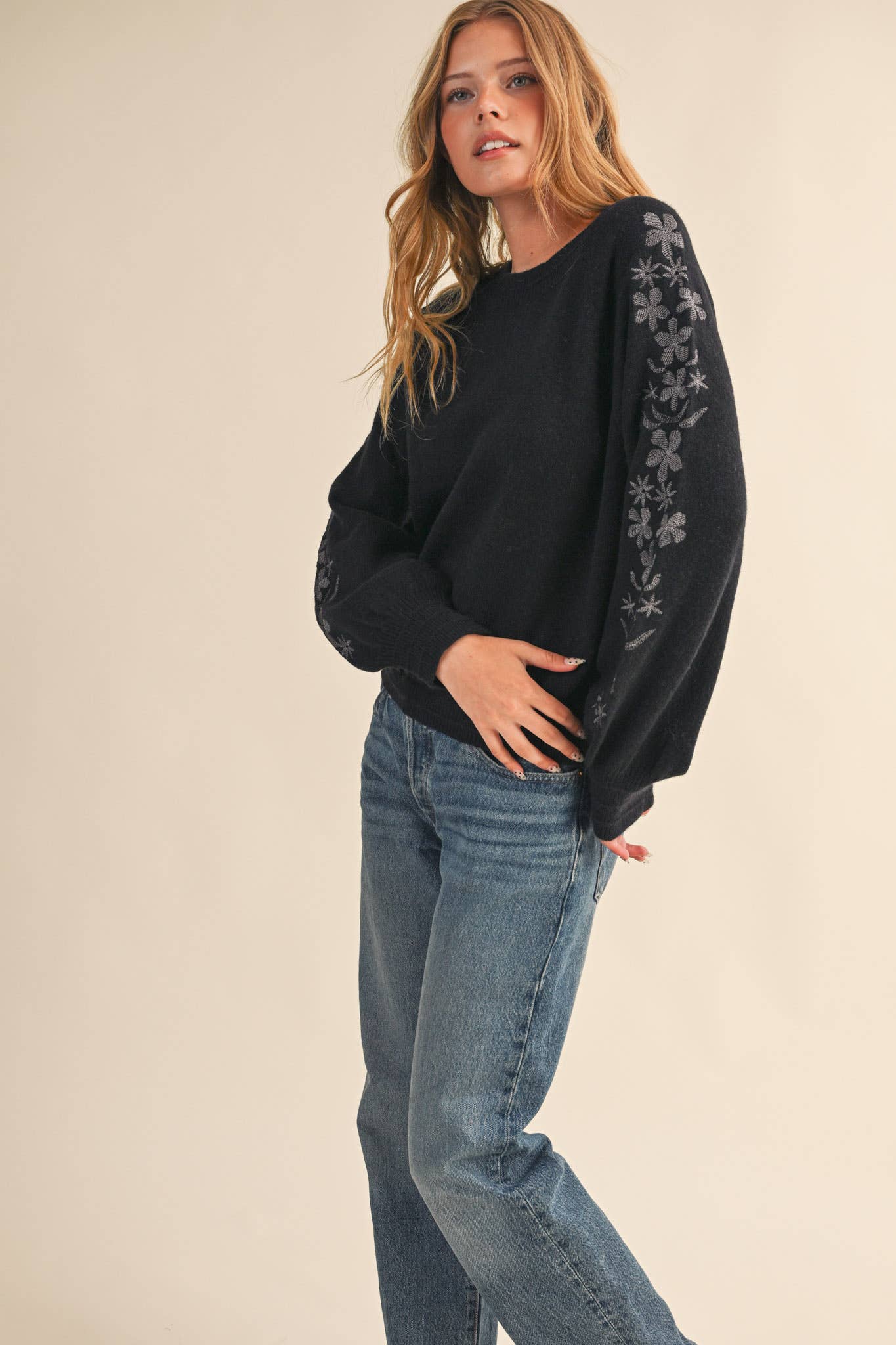 &MERCI - PULLOVER SWEATER WITH FLORAL EMBROIDERED SLEEVES MSW10890