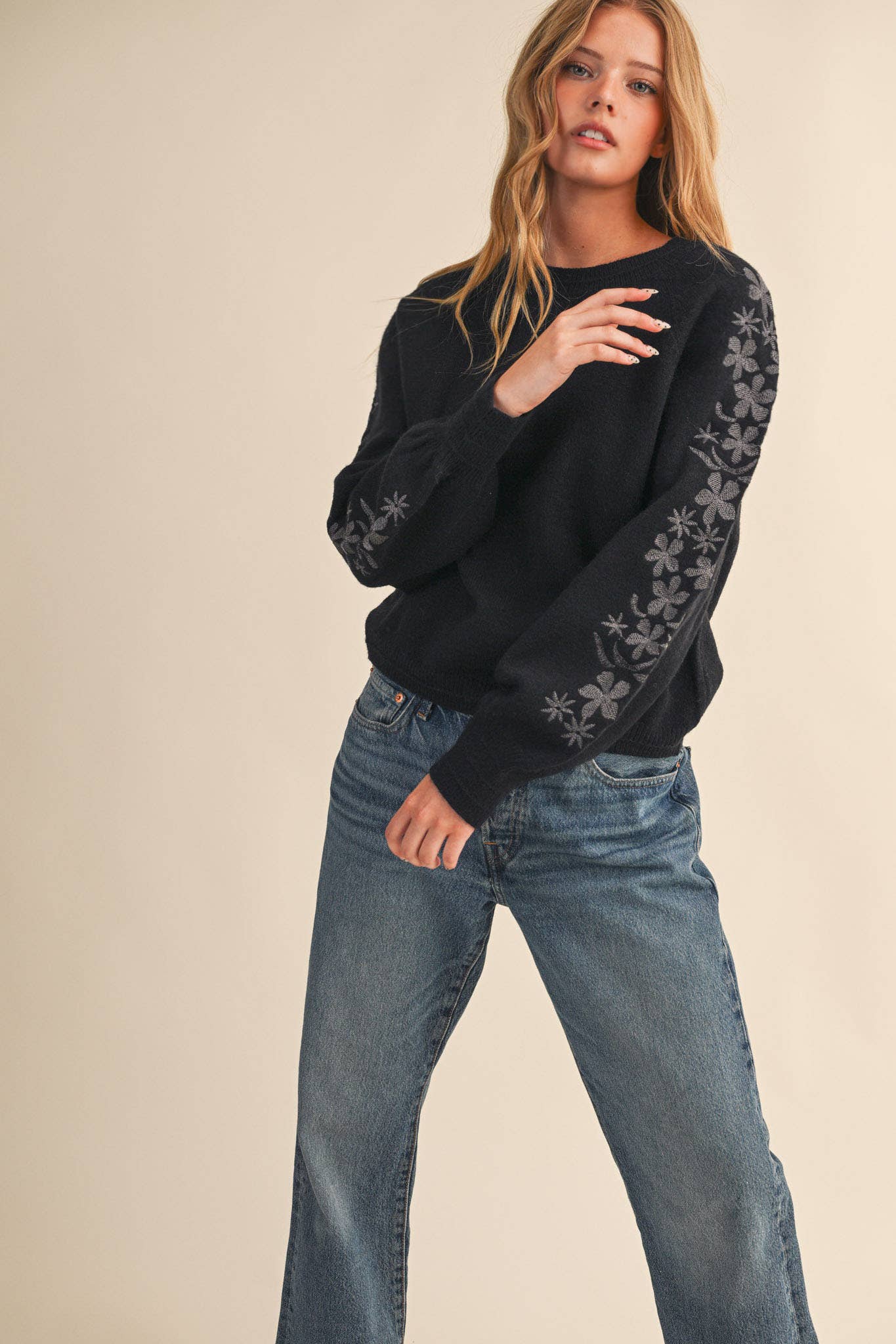 &MERCI - PULLOVER SWEATER WITH FLORAL EMBROIDERED SLEEVES MSW10890