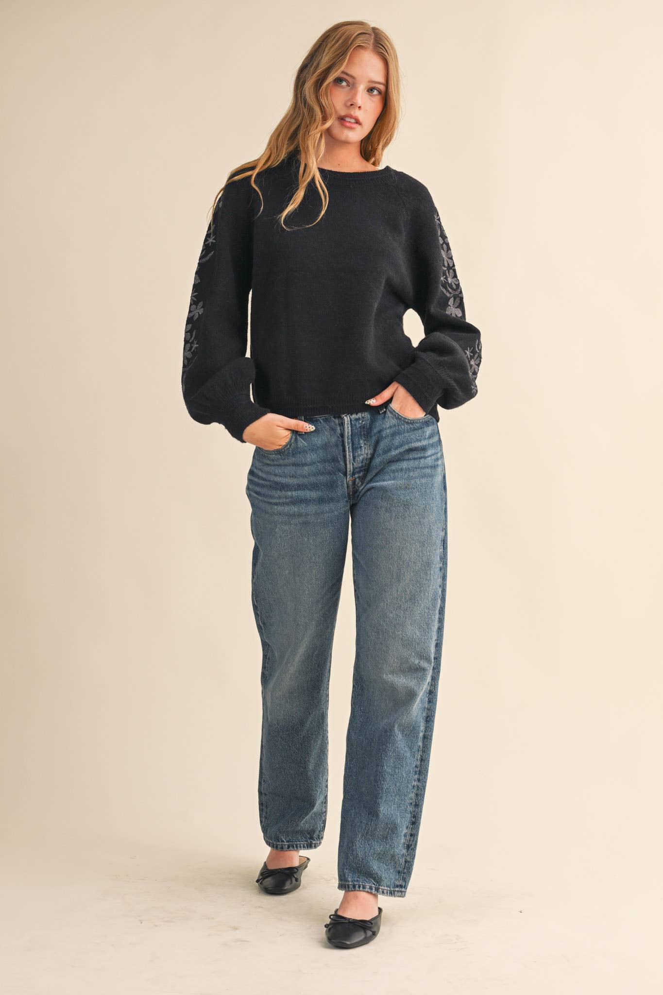 &MERCI - PULLOVER SWEATER WITH FLORAL EMBROIDERED SLEEVES MSW10890