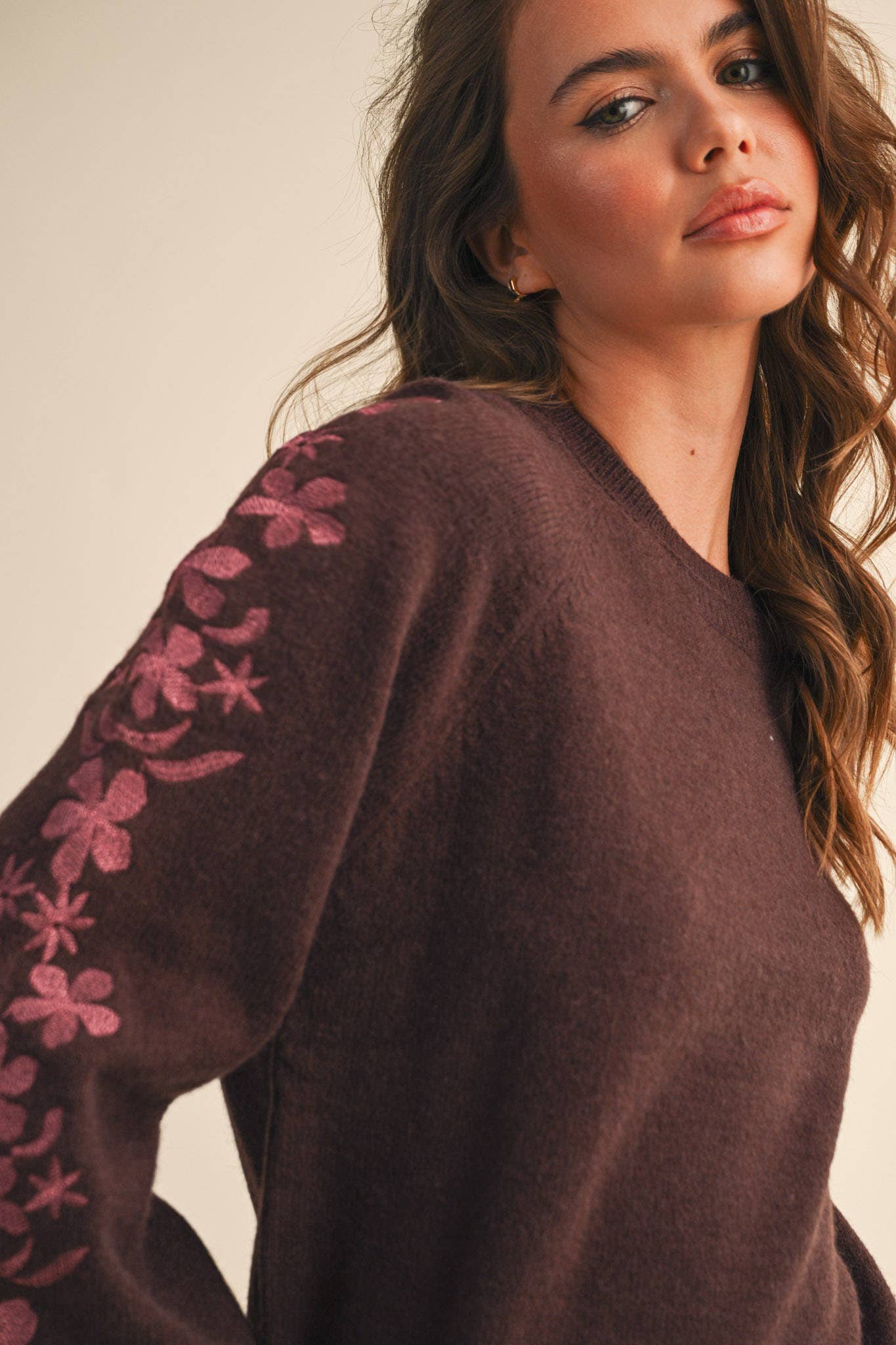 &MERCI - PULLOVER SWEATER WITH FLORAL EMBROIDERED SLEEVES MSW10890