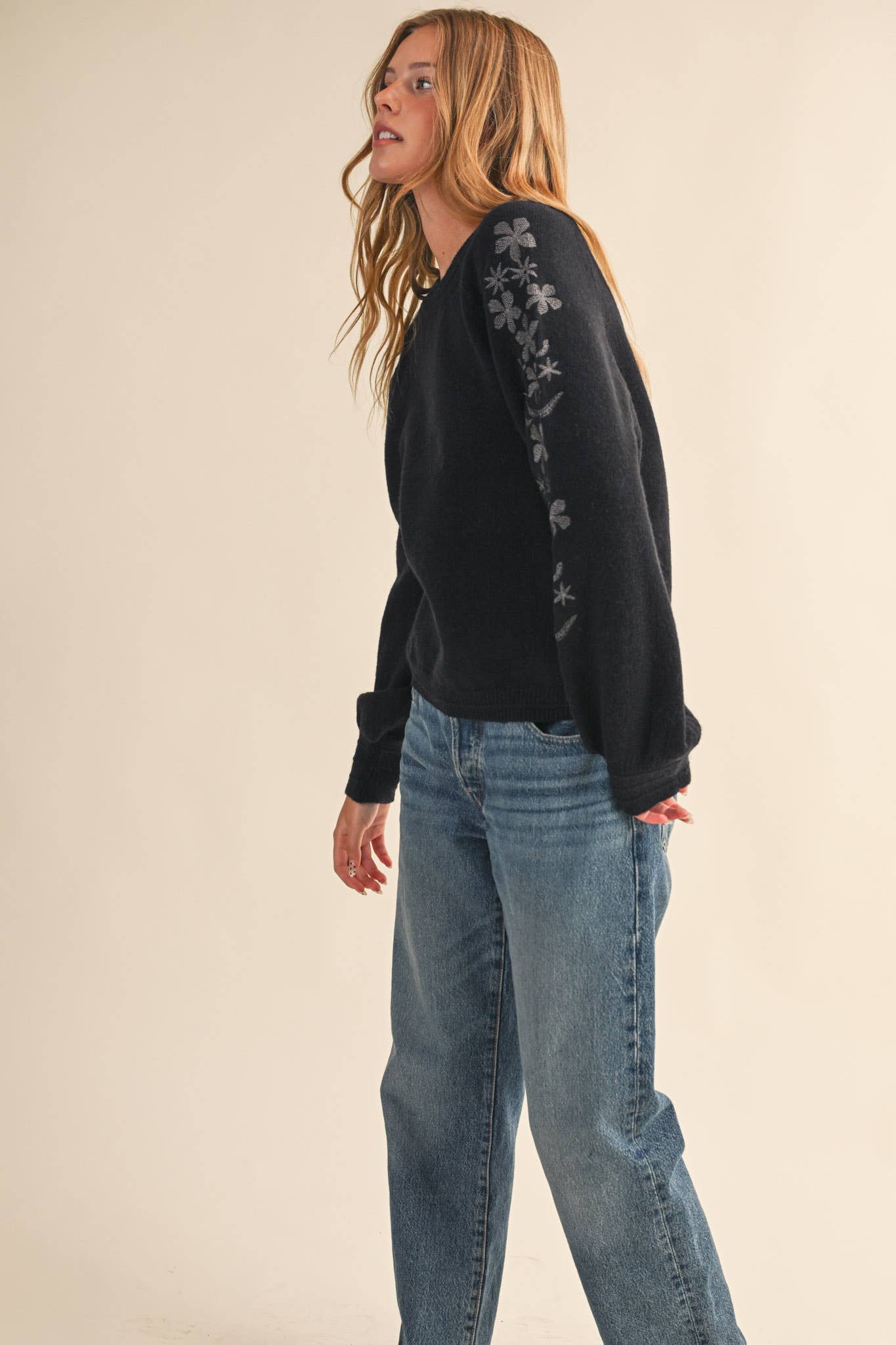 &MERCI - PULLOVER SWEATER WITH FLORAL EMBROIDERED SLEEVES MSW10890