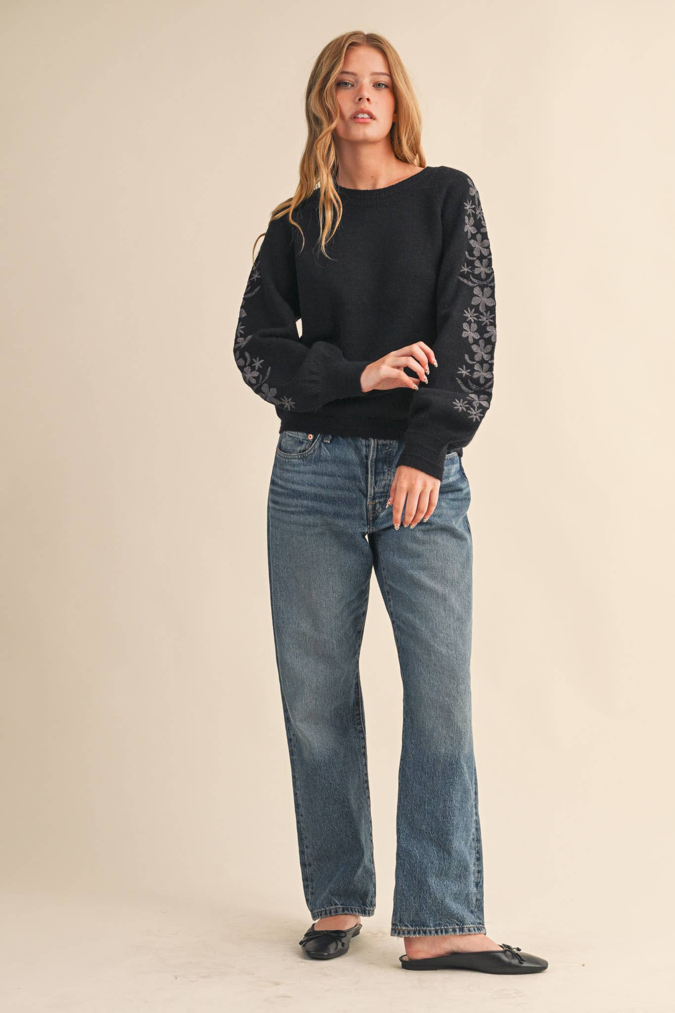 &MERCI - PULLOVER SWEATER WITH FLORAL EMBROIDERED SLEEVES MSW10890