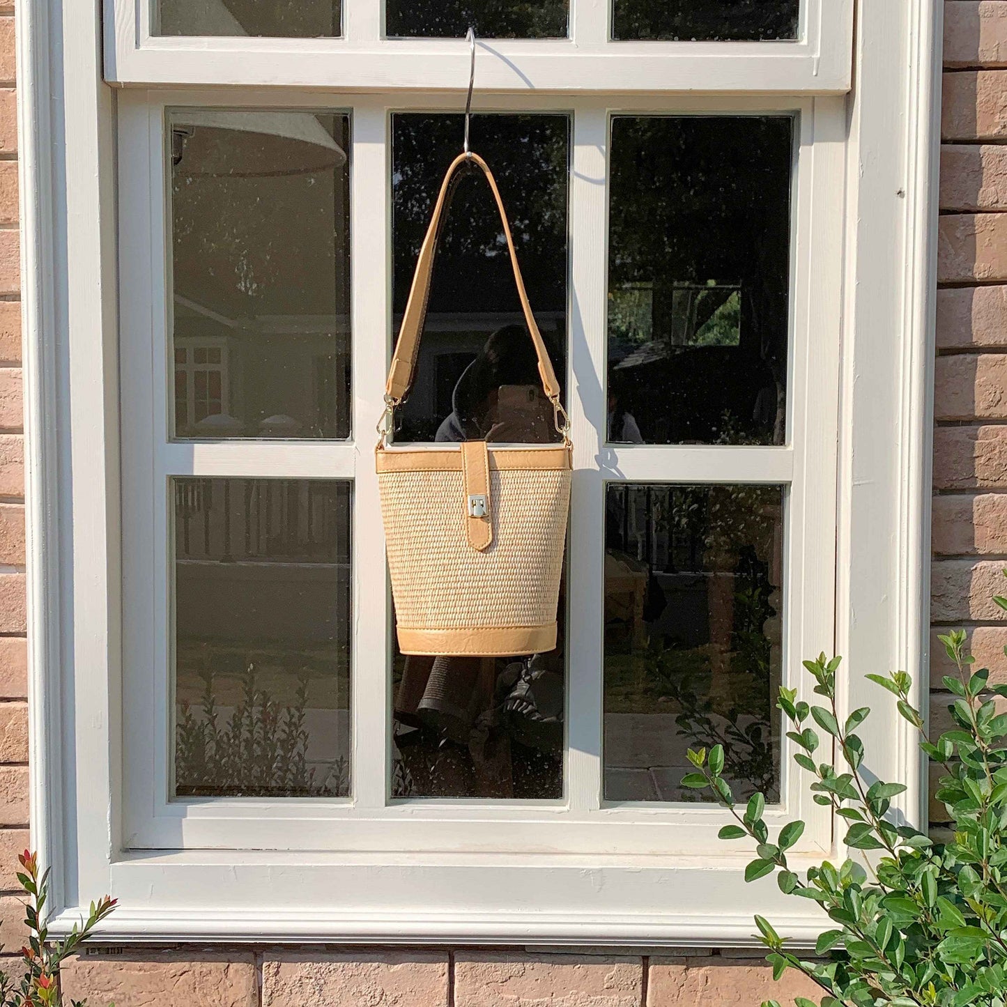 Pretty Persuasions - P25034 Turn Lock Flat Straw Shoulder/Crossbody Bag