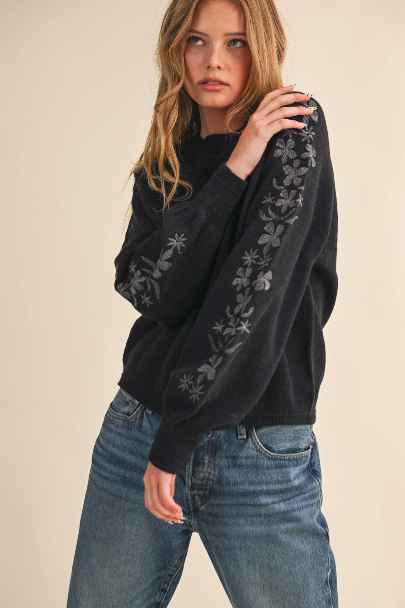 &MERCI - PULLOVER SWEATER WITH FLORAL EMBROIDERED SLEEVES MSW10890
